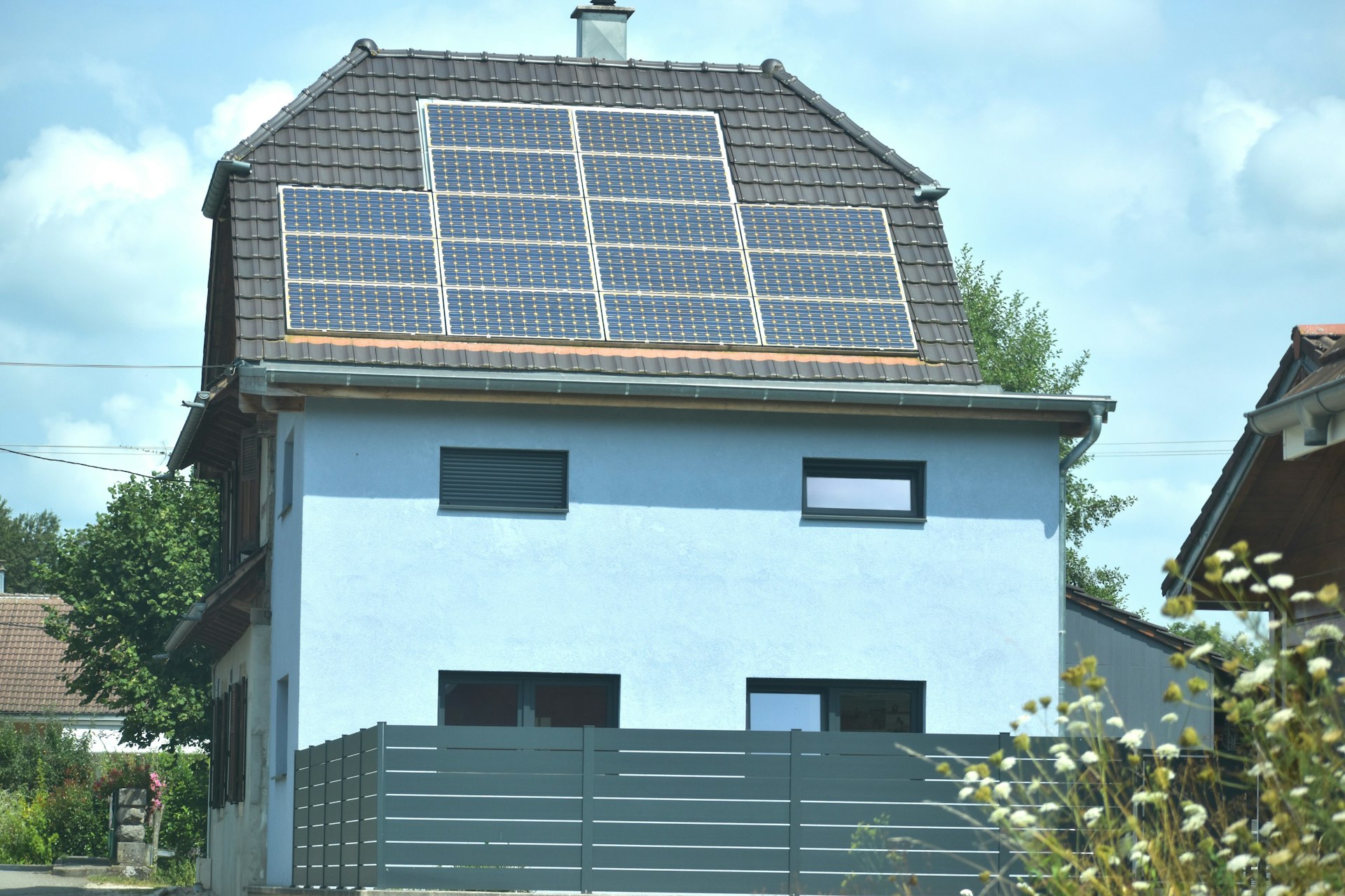 The Future of Solar-Powered Housing Developments: Trends, Challenges, and Opportunities